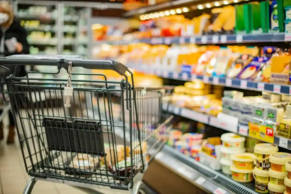 Согласно оценкам Немецкой ассоциации розничной торговли (HDE), цены на продукты питания в Германии продолжат значительно расти в двукратном объемах. Фото: monticello / Shutterstock.com
