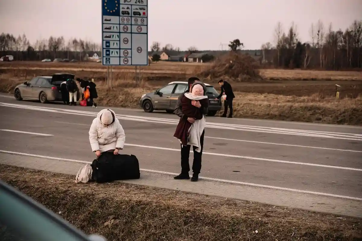 Украинские "проводники" выводят людей. Фото:Kevin Bückert/Unsplash