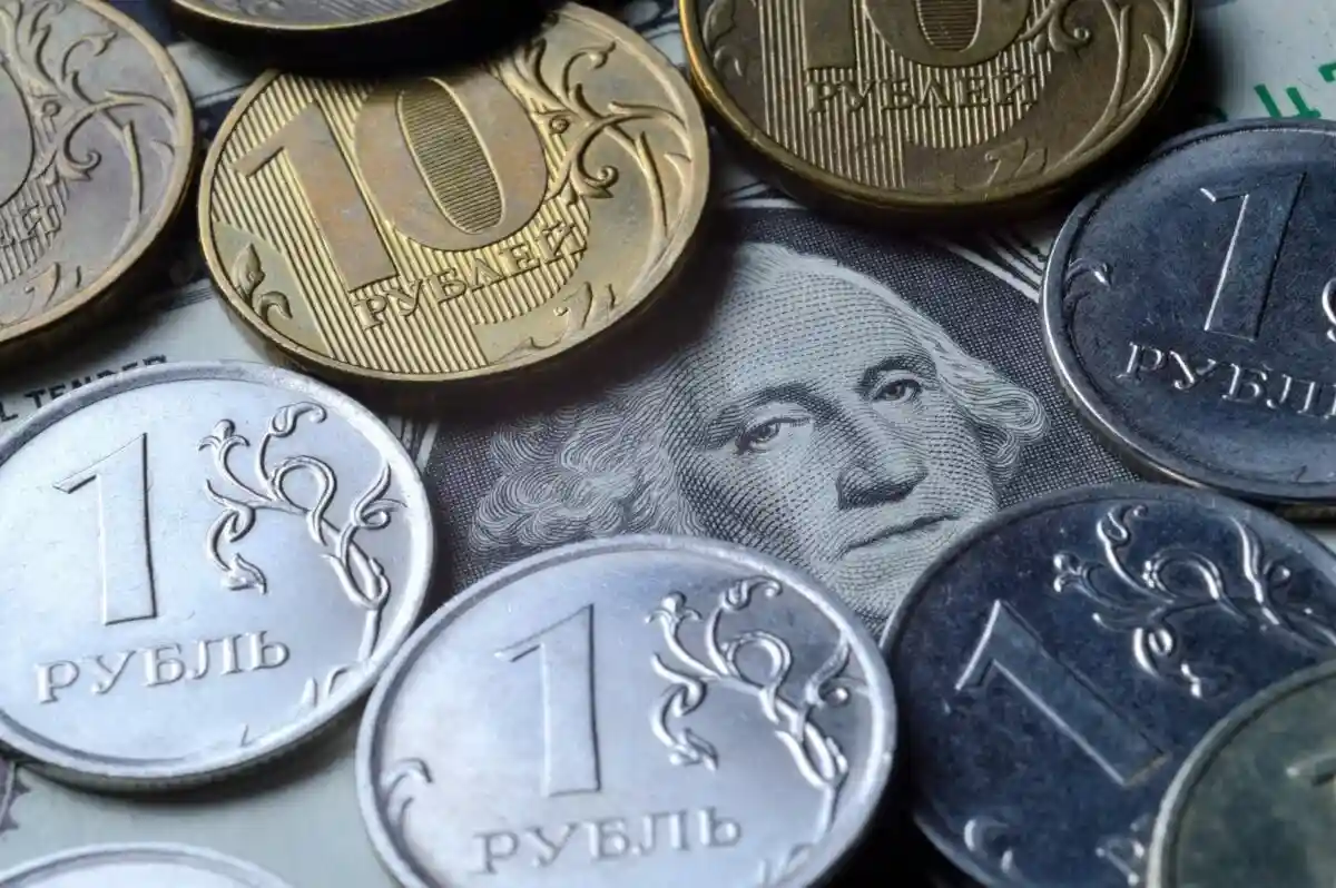 Укрепление рубля: настоящий ли курс доллара к рублю в России? Фото: L-51 / shutterstock.com