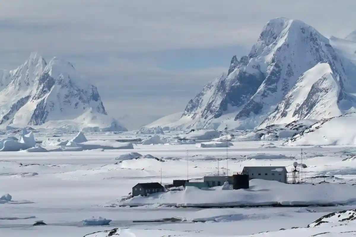 Полярная станция в Антарктиде. Фото: Tarpan / shutterstock.com