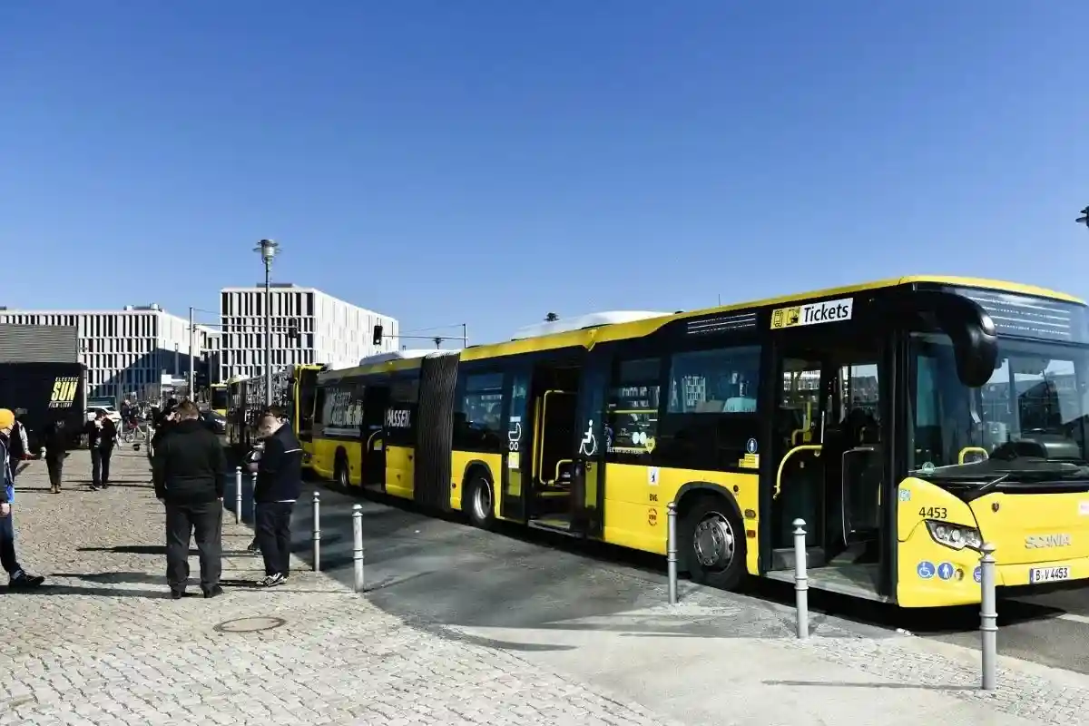 В Берлин прибывают автобусы с беженцами. Фото: aussiedlerbote.de