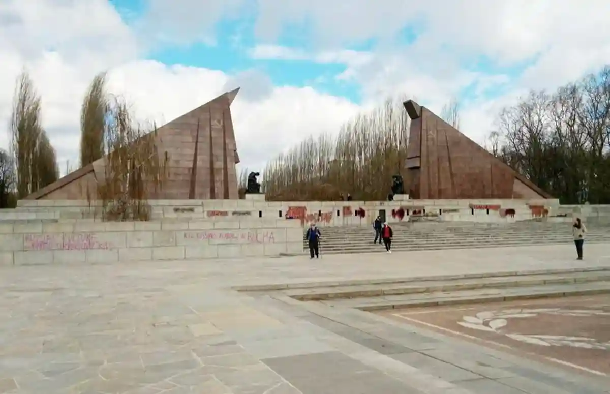 В Берлине вновь осквернили советский мемориал. Фото: PresseserviceRN/twitter.com