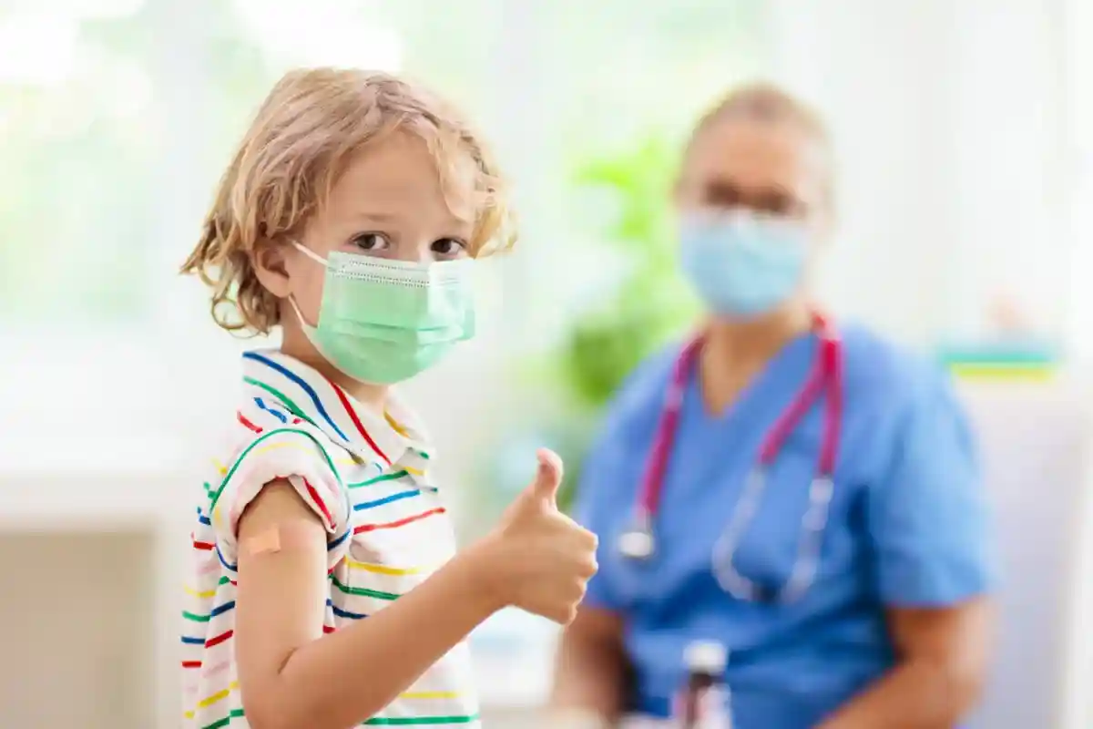 Мнение врачей и экспертов о необходимости вакцины для детей. Фото: FamVeld / shutterstock.com