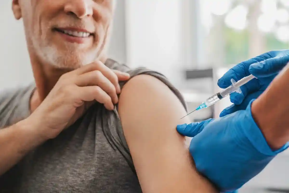 Сейчас политики выступают только за обязательную вакцинацию от COVID-19 с 50-летнего возраста. Фото: Inside Creative House / Shutterstock.com