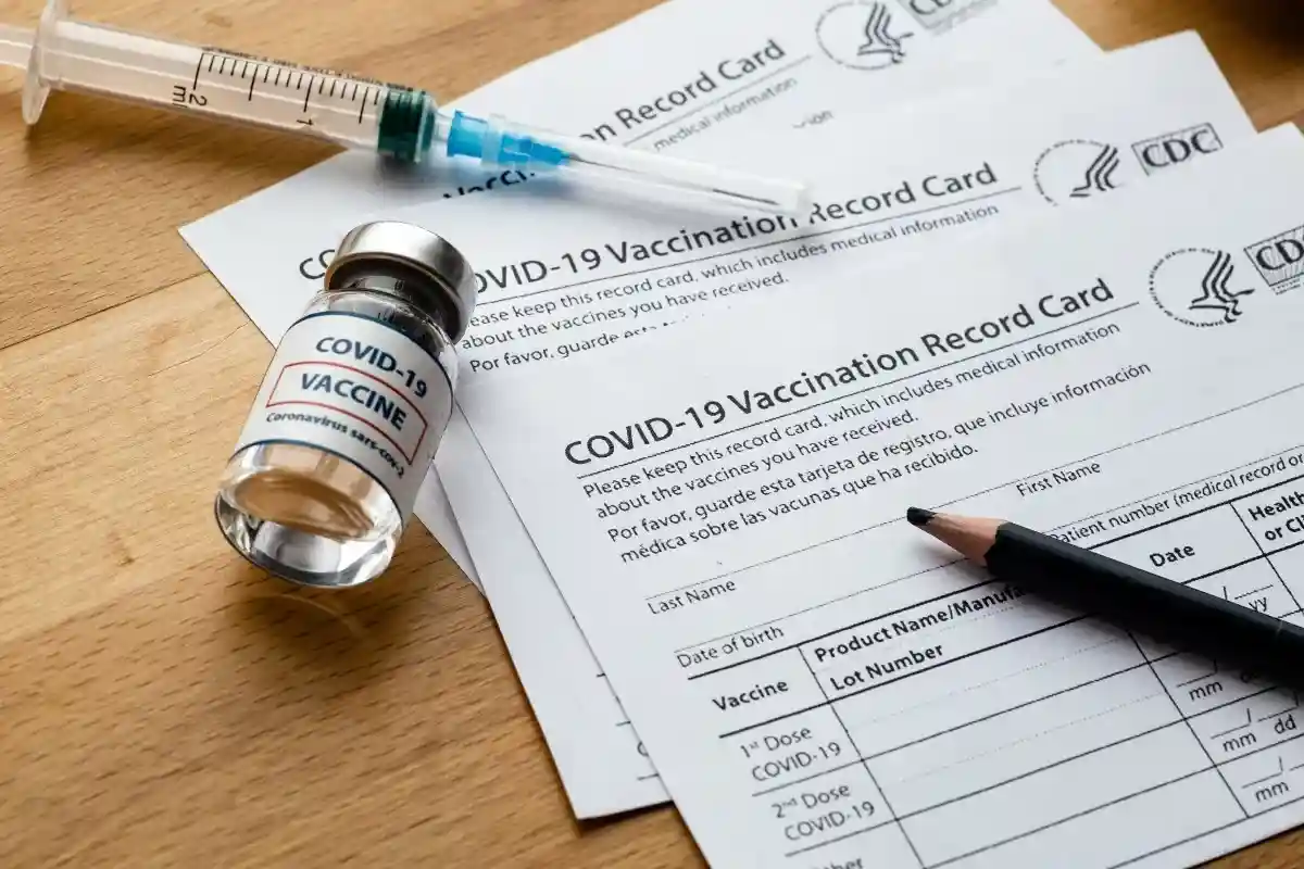 Карл Лаутербах по-прежнему поддерживает обязательную вакцинацию от COVID-19 и продолжает надеяться на её успех. Фото: vovidzha / Shutterstock.com