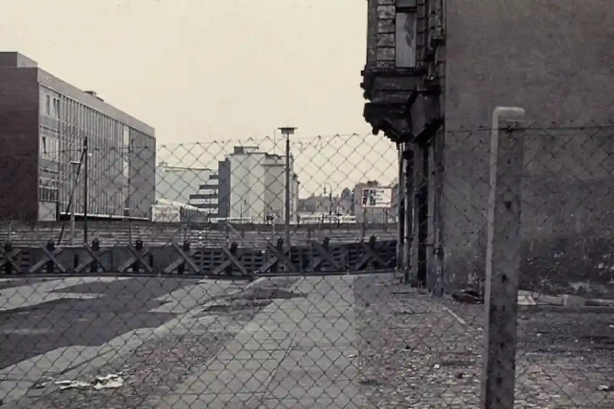 Берлинская стена и противотанковые ежи. Фото: Leon Petrosyan / CC BY-SA 3.0