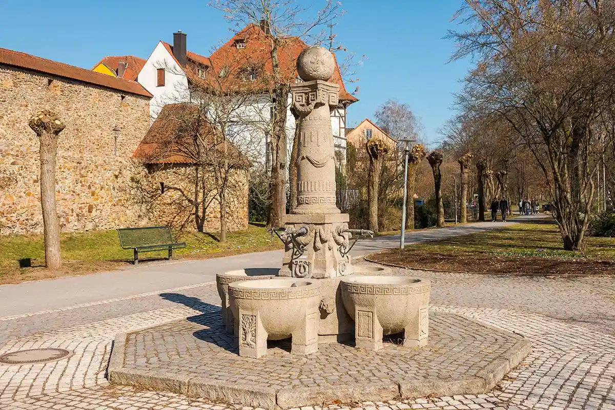 Старинный каменный фонтан в центре. Фото Andreas Wolochow