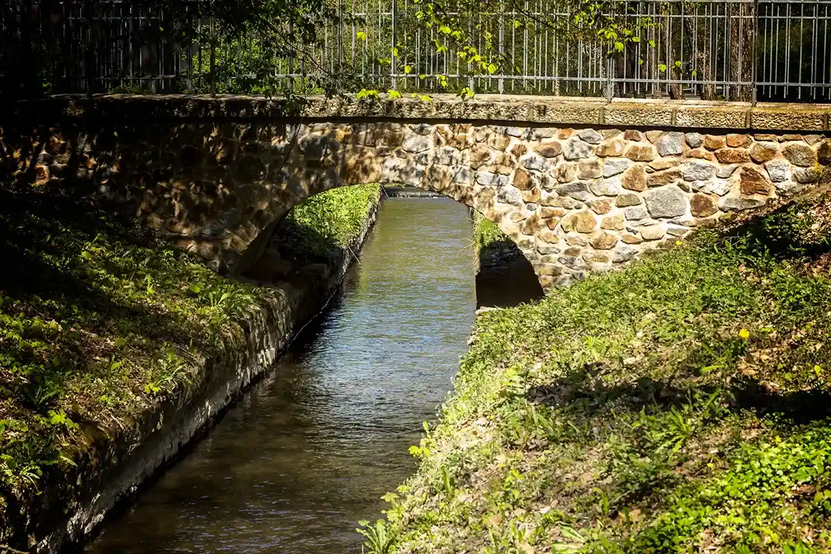 Старинный каменный мост над ручьем – отличная декорация для чтения легенд о Вайдене. Фото MDart10