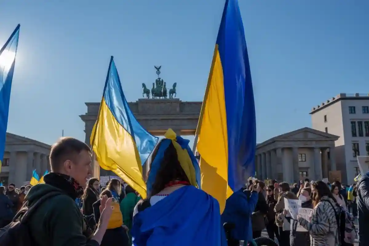 Участников автопробега забросали навозом в Ганновере люди с украинскими флагами. В Берлине акция прошла несколькими днями ранее. Фото: Belikova Oksana / Shutterstock.com
