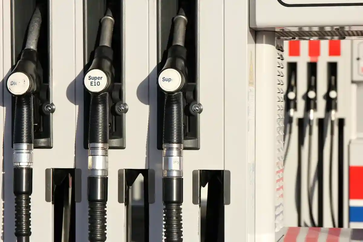 Современные бензиновые двигатели без проблем переносят оба вида топлива, то есть Е5 и Е10. Поэтому вы можете заправлять автомобиль обоими типами. Фото: Bjoern Wylezich / Shutterstock.com