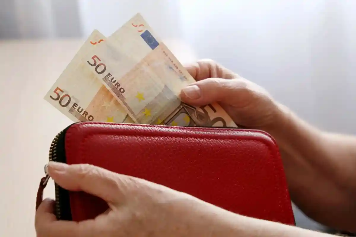 Чтобы получать пенсию в 2000 евро, нужно заработать не менее 4500 евро брутто в молодом возрасте. Фото: Oleg Elkov / Shutterstock.com