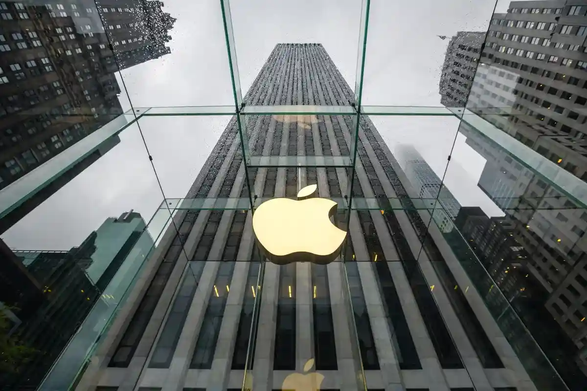 Глава Apple за 2021 год заработал 98,7 млн долларов. Фото: Drop of Light / Shutterstock.com. 