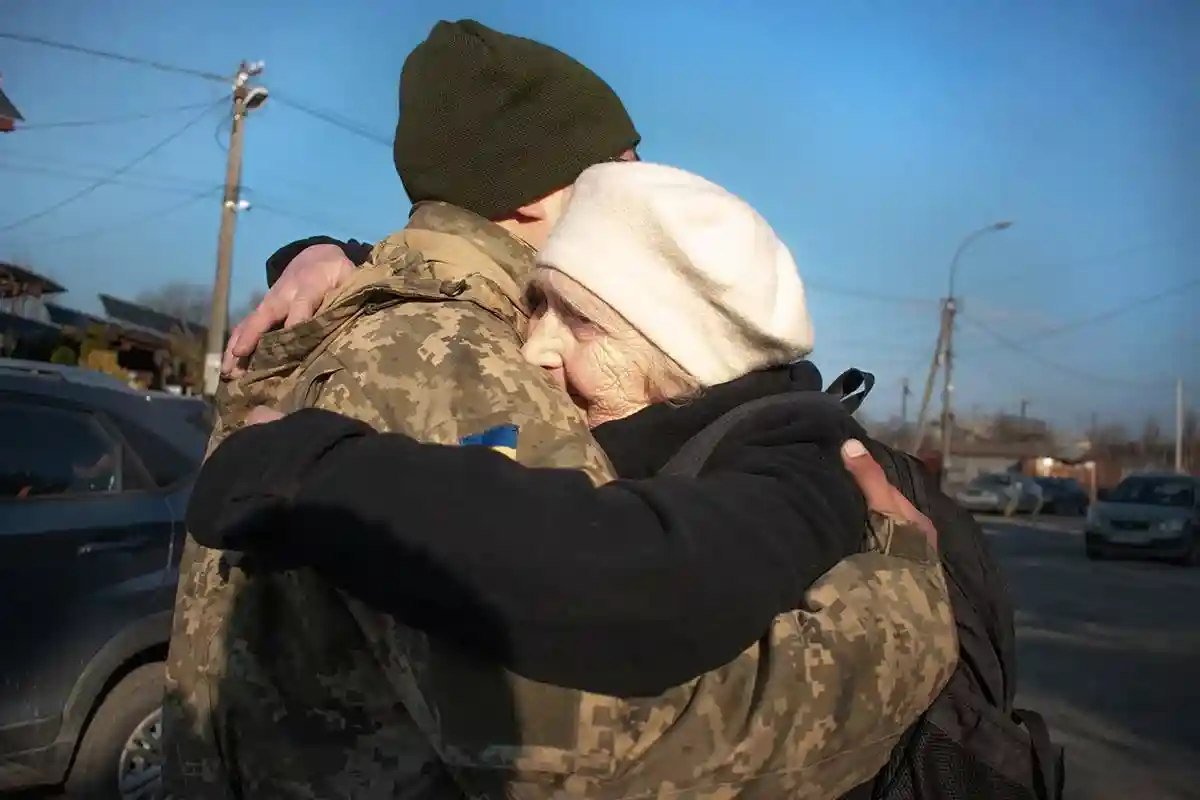 Украинская мать провожает сына на войну. Фото: shutterstock.com