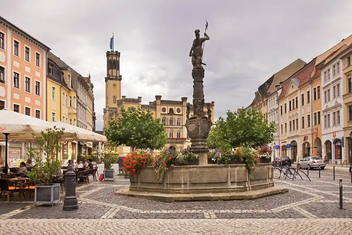 В центре площади стоит фонтан – один из трех, построенных в XVI веке. Фото Shevchenko Andrey 