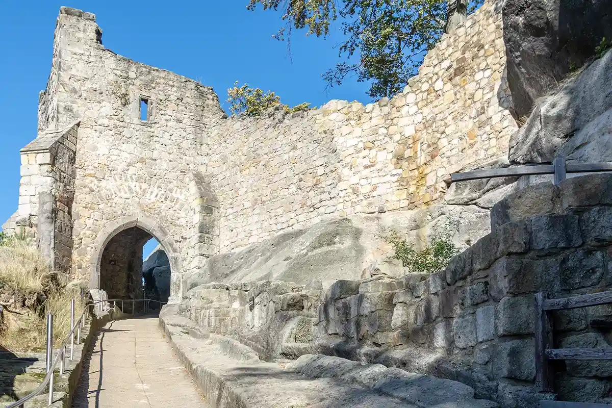 Ойбинский замок оценят ценители древностей. Фото Dziajda