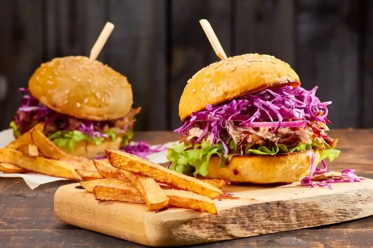 В Zsa Zsa Burger бургеры подают с классическим коул слоу. Фото: robertsre / Shutterstock.com