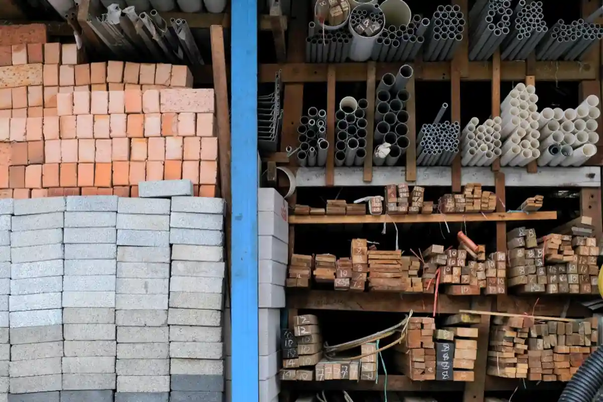 В настоящее время в строительстве не хватает стали и стальных сплавов, алюминия и древесины, изоляционных материалов. Фото: Shutterstock