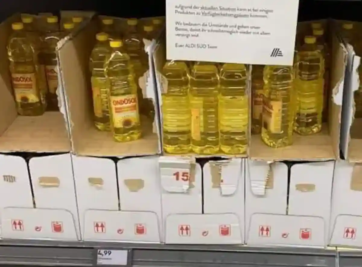 Полка с последними бутылками подсолнечного масла в сети Aldi. Из фото видно, что единственная доступная цена — 4,99 евро. Фото: Burda Forward / Konstantinos Mitsis