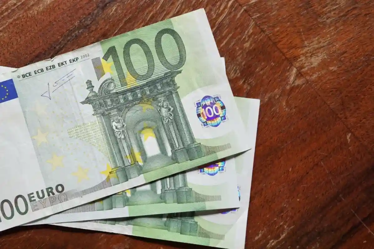 300 евро