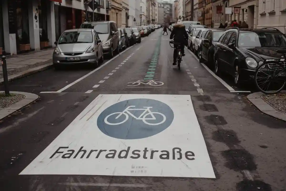 Большой знак для велосипедистов, нарисованный на асфальтовой дороге Fahradstrasse в центре Берлина Фото: Victoria Ray / Shutterstock.com