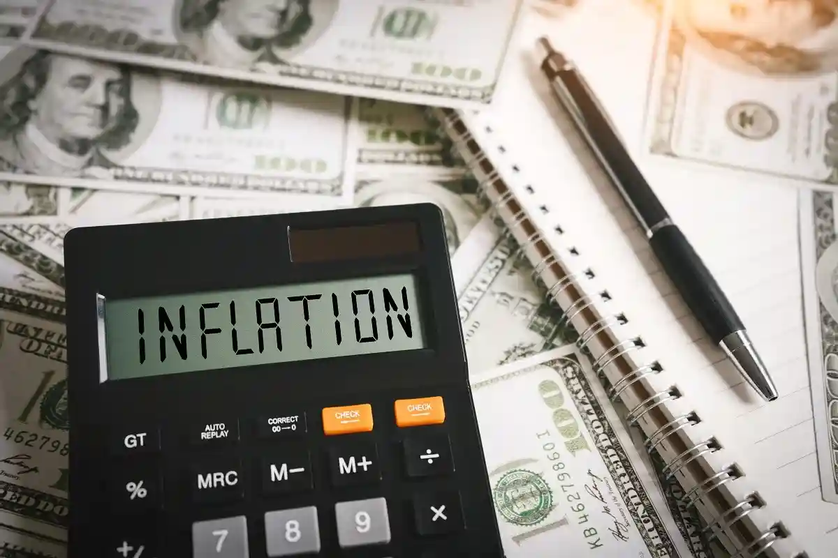 Инфляция влияет на цены. Фото: Deemerwha Studio / Shutterstock 