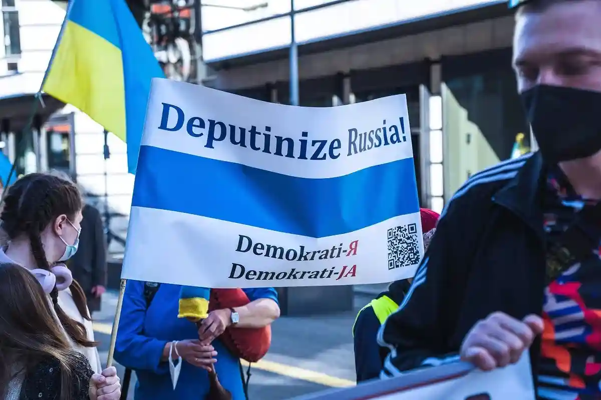 Как Demokrati-JA боролась за акции в Берлине и «слала» Путина?