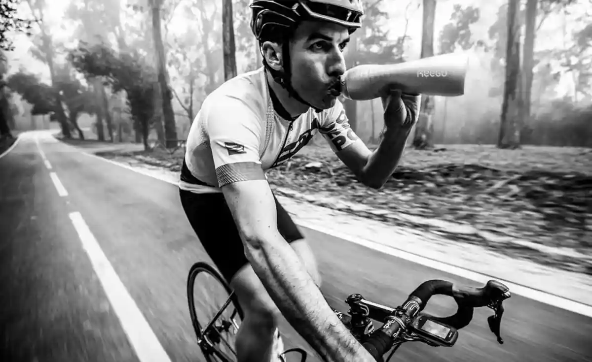 Сжатие бутылки позволяет быстро пить на ходу. Например, во время езды на велосипеде. Фото: Keego