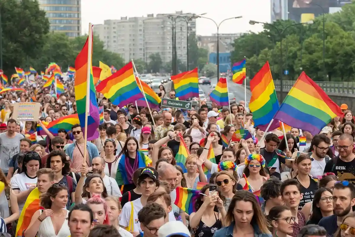«У нас есть сила»: поляки маршируют за права ЛГБТК+ в Гданьске