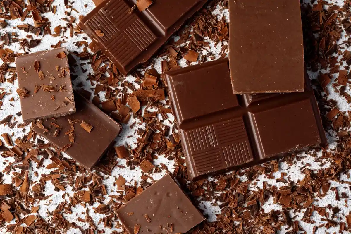Молочный шоколад опасный для печени и почек. Фото: NewFabrika / Shutterstock.com