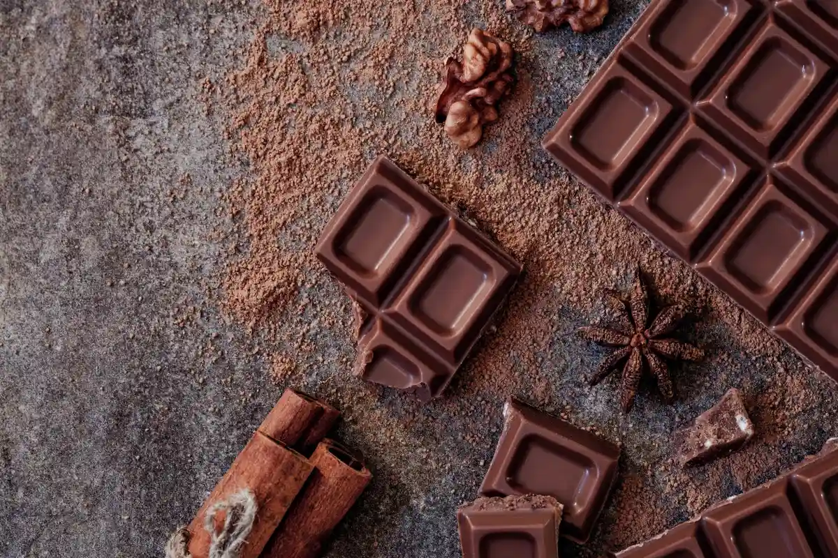 Молочный шоколад опасный для печени и почек. Фото: Leka Sergeeva / Shutterstock.com