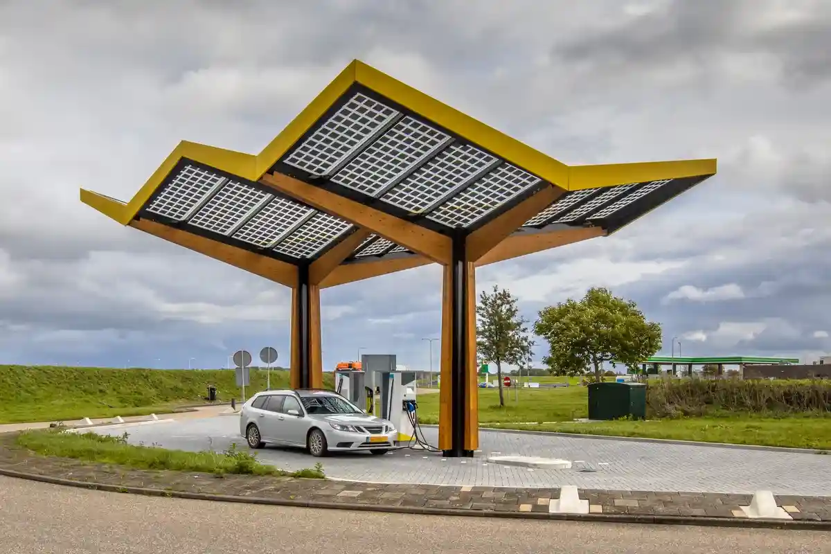 На некоторых станциях зарядки электромобилей устанавливаются солнечные батареи, чтобы добывать энергию более экологичным способом Фото: Rudmer Zwerver / Shutterstock.com