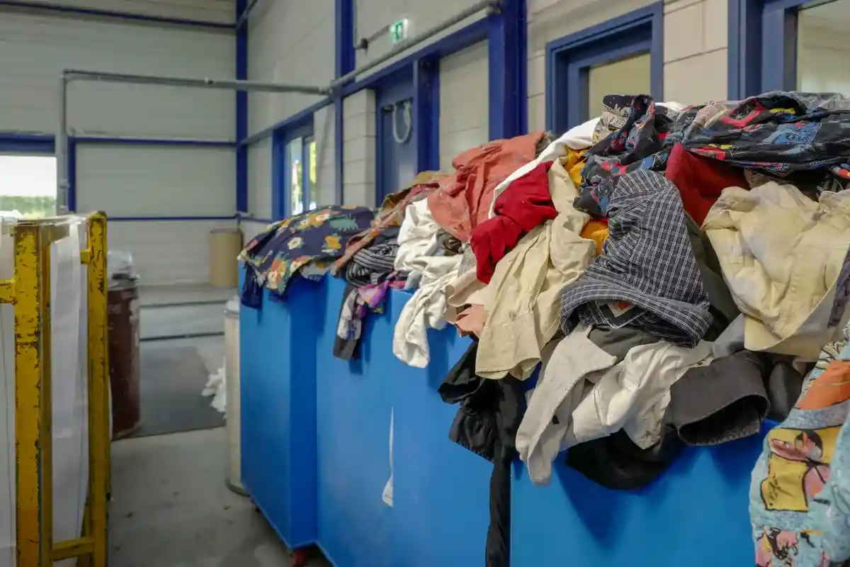 Оптовая торговля бывшей в употреблении одежды Фото: Martin de Jong / Shutterstock.com