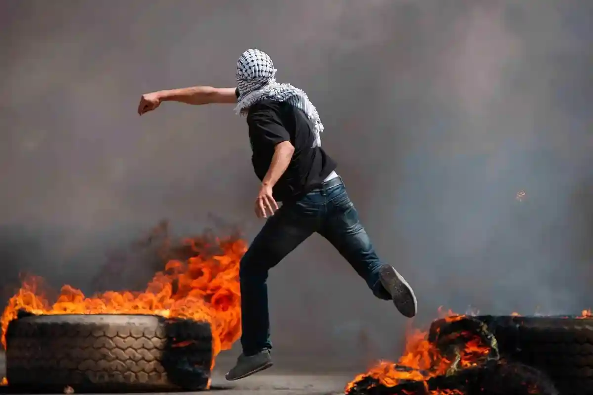 Солдаты Израиля получили ранения в ходе палестинских протестов