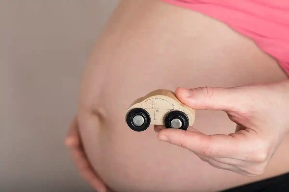 Получение водительских прав при беременности. Фото: Tolikoff Photography / Shutterstock.com