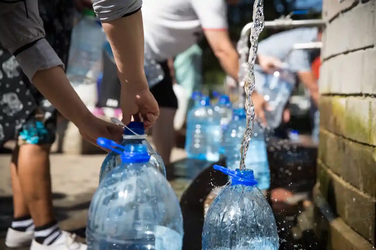 Рекомендуется делать запас не только питьевой, но и технической воды. Фото: Mark Fisher / Shutterstock.com