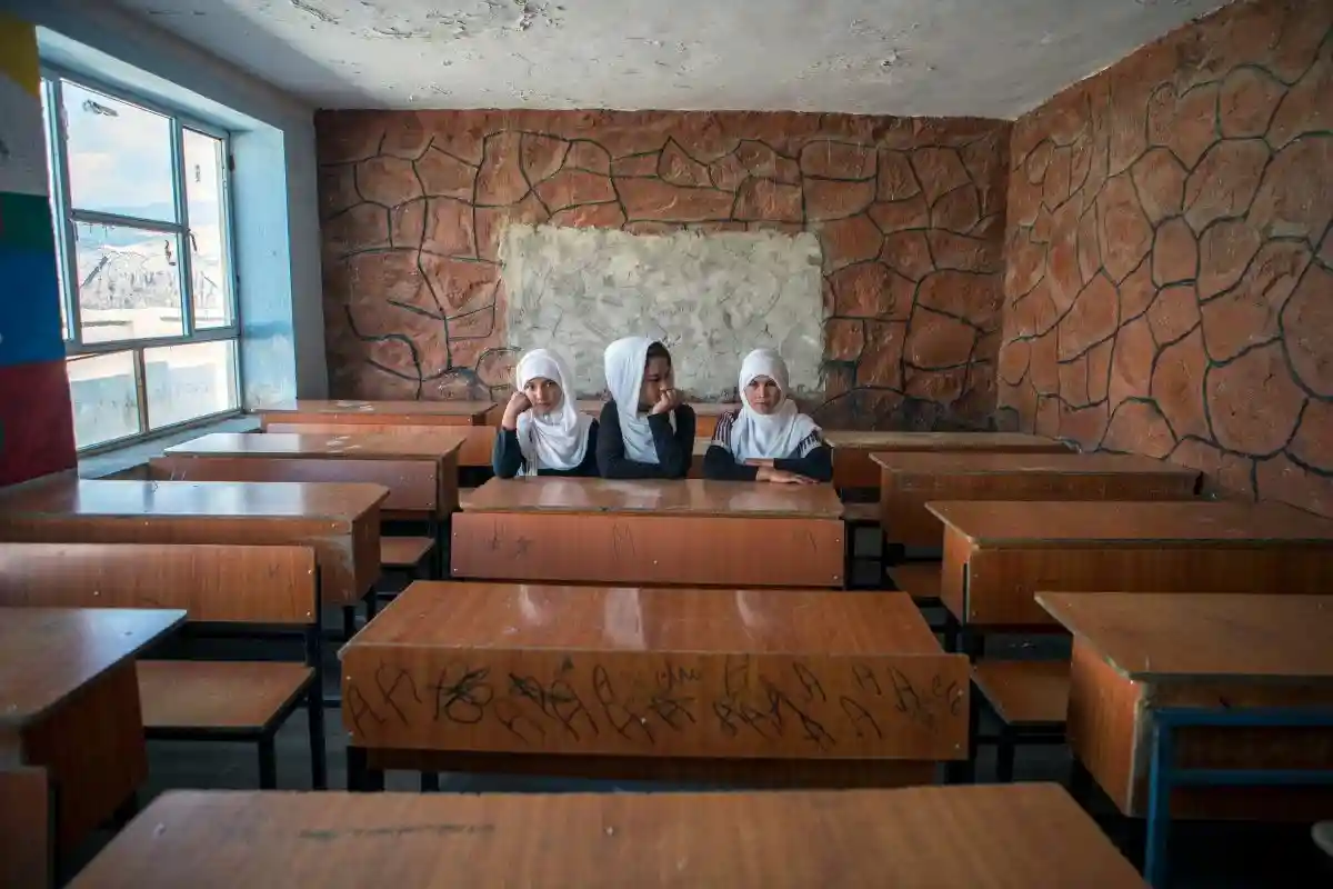 Ученицам средних школ старше 12 лет не разрешается ходить на занятия. Фото: solmaz daryani / shutterstock.com