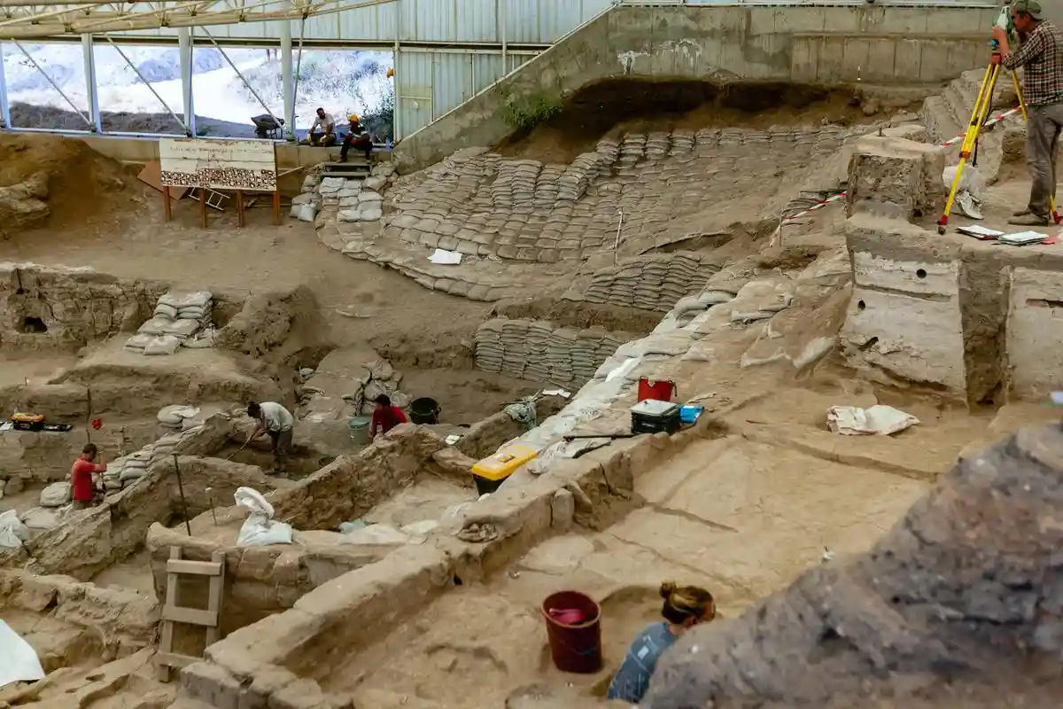 Археологи помогают нам узнать больше об Античности. Фото: Hulki Okan Tabak / Unsplash.com
