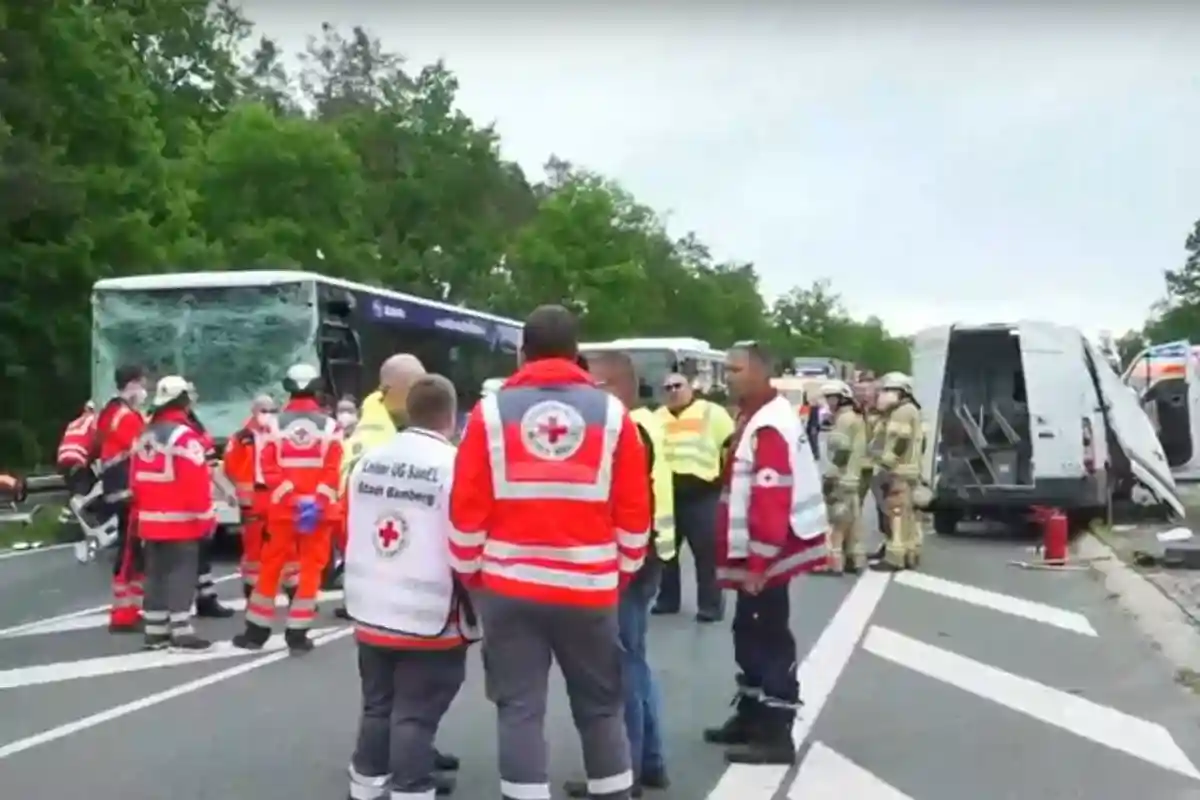 На месте аварии работают спасатели. Фото: скриншот / infranken.de