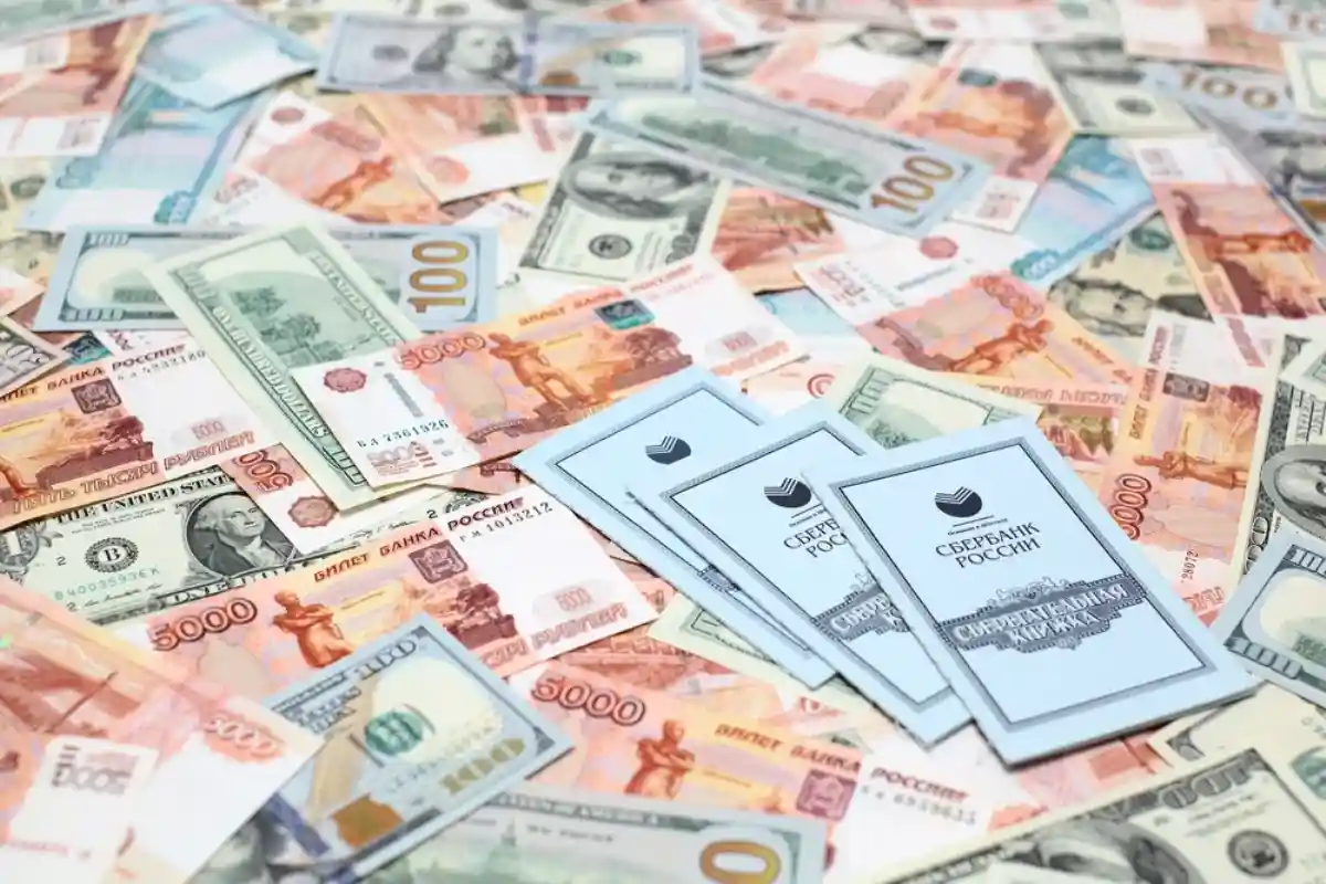 Банкам разрешили продавать валюту, кроме двух. Фото: O'SHI / Shutterstock.com