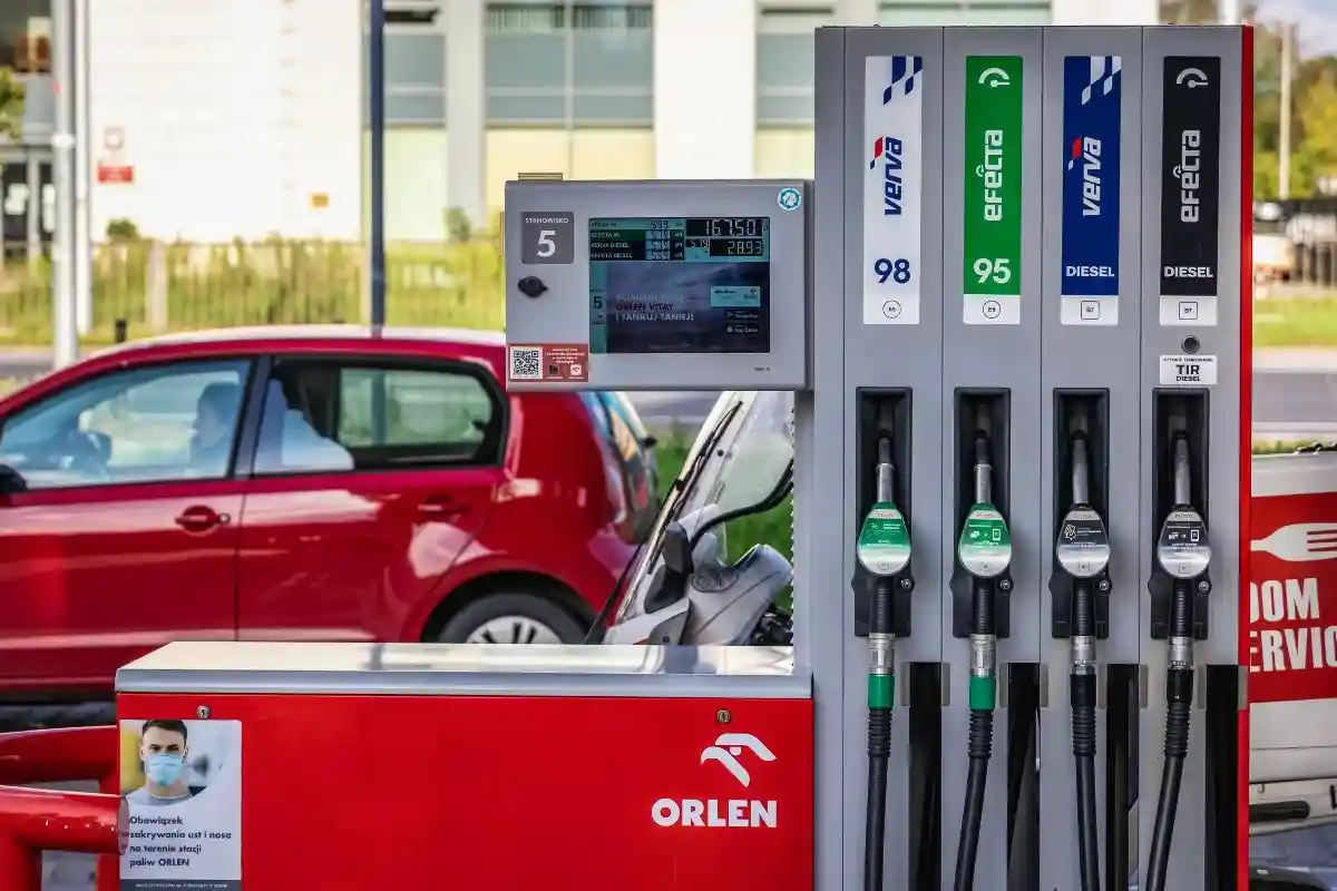 Несмотря на скидку, в начале июня цены на топливо могут значительно вырасти, если спрос на бензин резко возрастет. Фото: Fotokon / Shutterstock.com