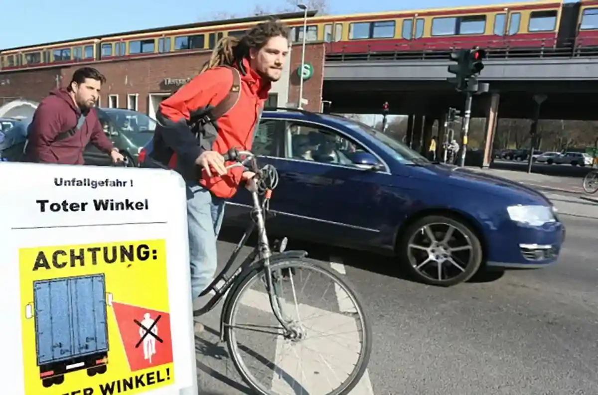 A sign at one of Berlin's intersections warning cyclists not to be in motorists' blind spots.  Photo: wikipedia.org