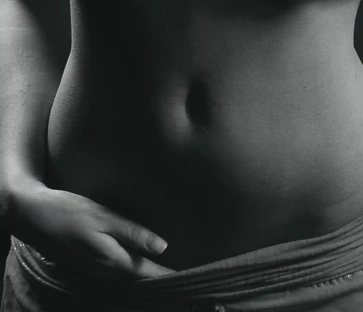 Боль снизу слева в животе у женщин может выдавать заболевание яичников или фаллопиевых труб. Фото: Alexander Krivitskiy/Unsplash.com 