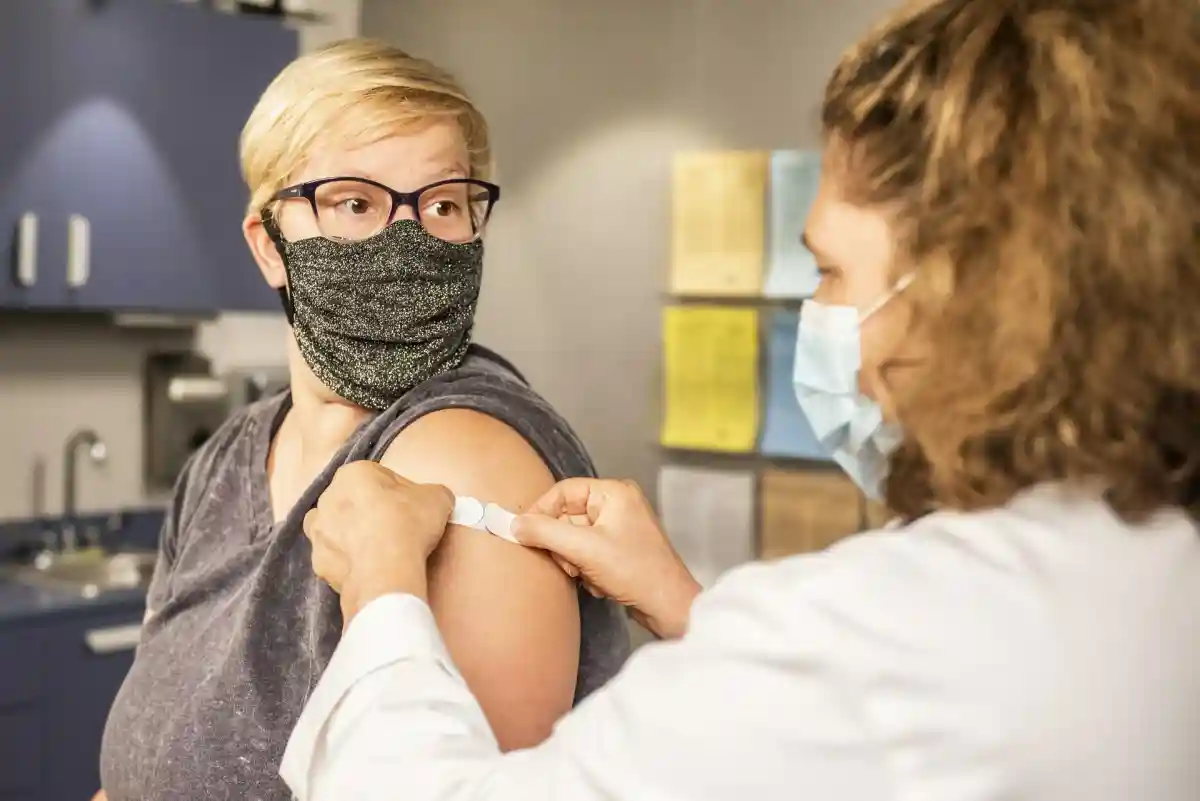 Многие непривитые люди не хотят проходить вакцинацию, потому что боятся побочных эффектов. Фото: CDC/Unsplash.com 