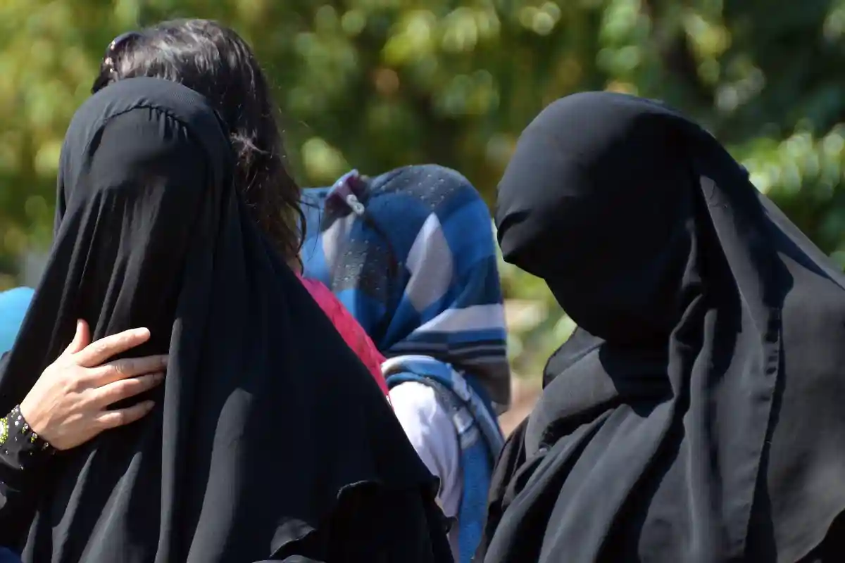 Афганские женщины протестуют против обязательного ношения паранджи. Фото: meunierd / Shutterstock.com