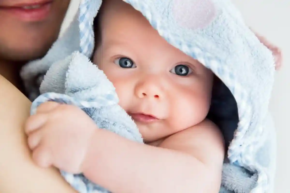 Что подарить новорожденному? Например, мягкое полотенце для купания. Фото: Natalia Deriabina / Shutterstock.com