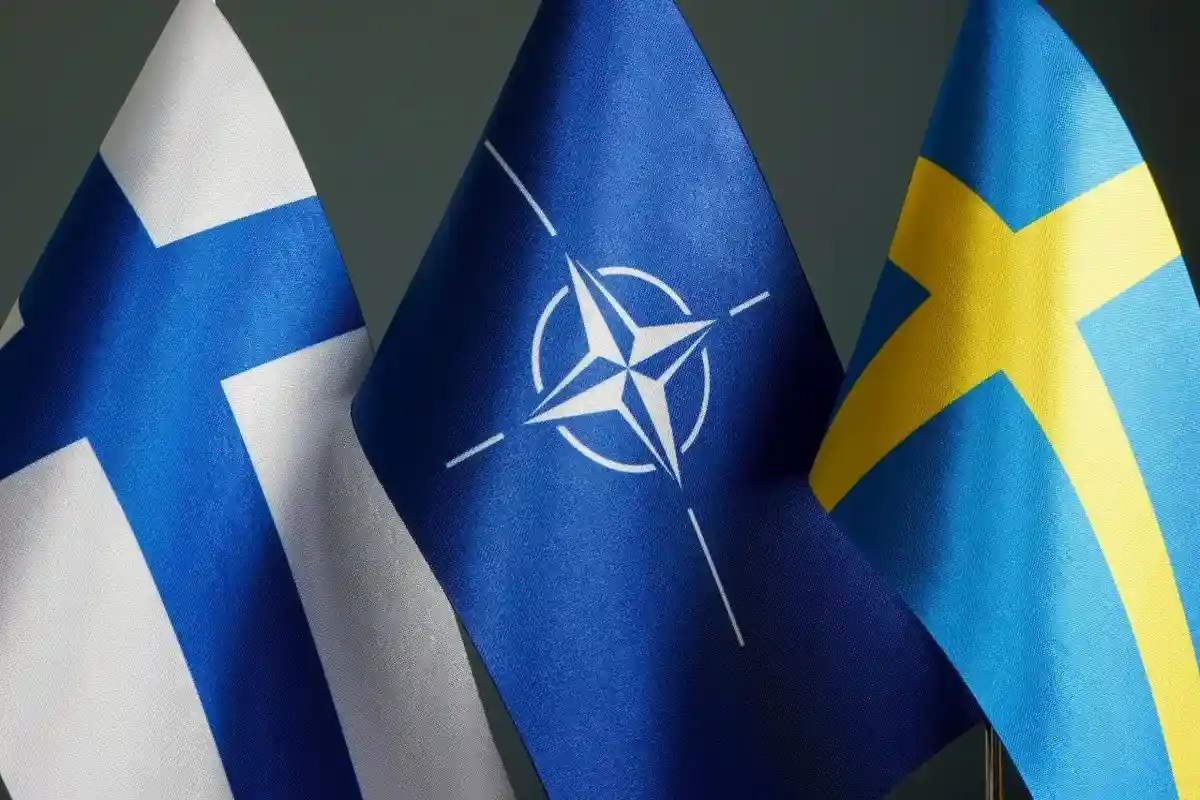 Флаги Финляндии, Швеции и НАТО. Фото: Vitalii Vodolazskyi / shutterstock.com