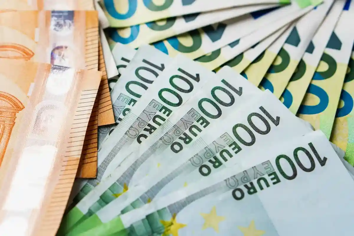 Повышение минимальной заработной платы до 12 евро означает увеличение оплаты труда на 25%. Фото: Viachaslau Krasnou / Shutterstock.com