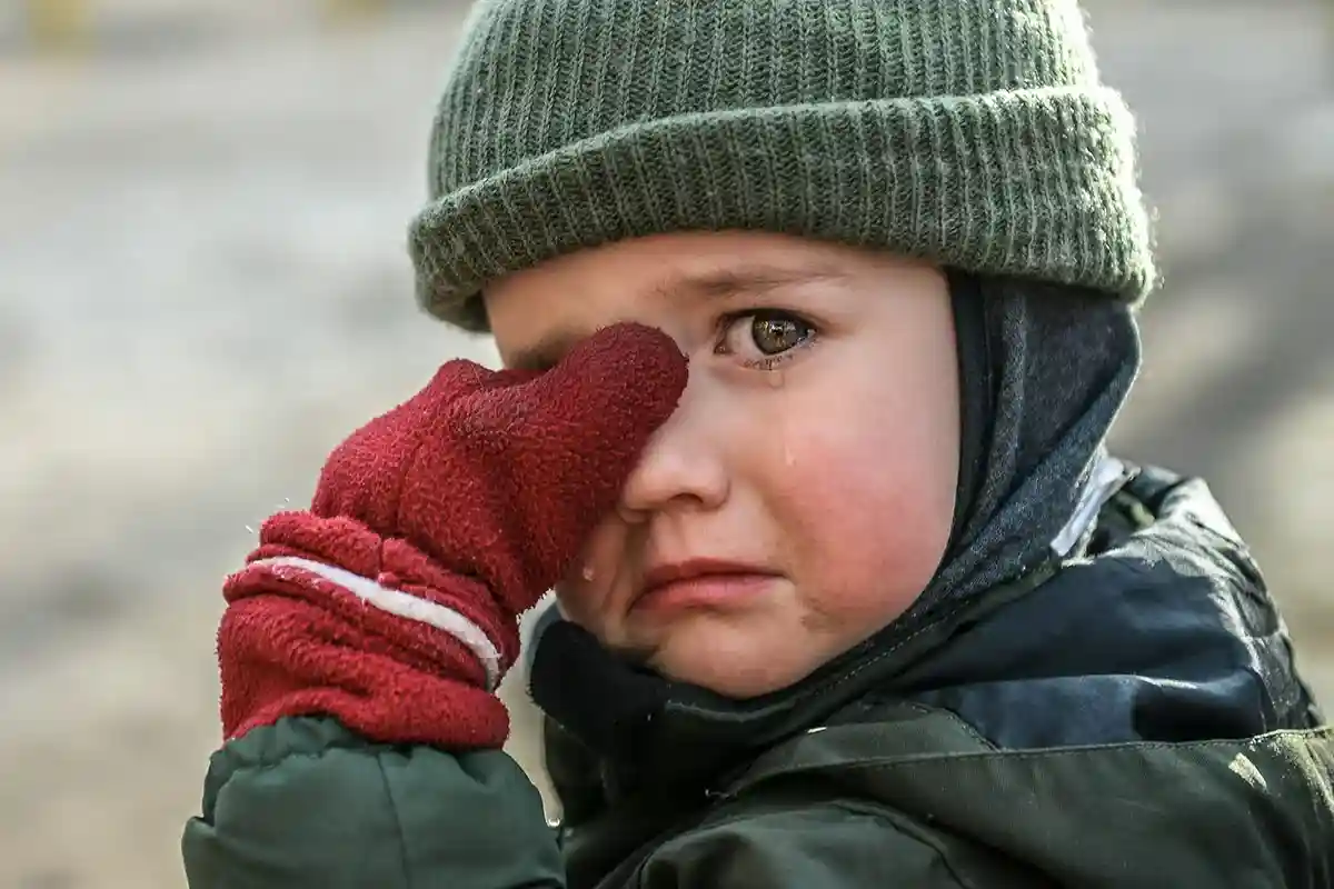 Лицо плачущего ребенка – символ этой войны. Интересно, чем он не угодил Путину? Фото: shutterstock.com