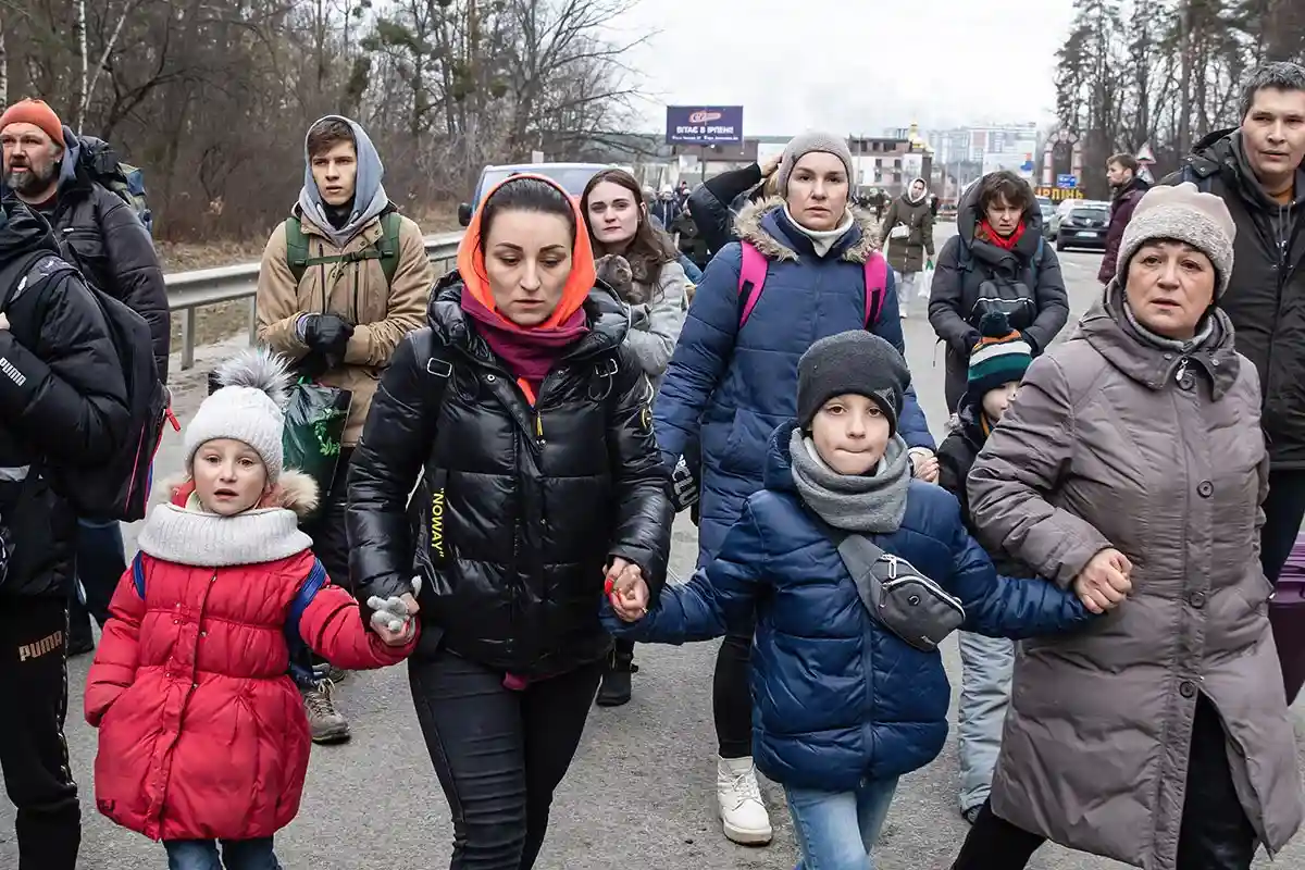Эвакуация детей из Ирпеня в марте 2022 года. Фото: shutterstock.com