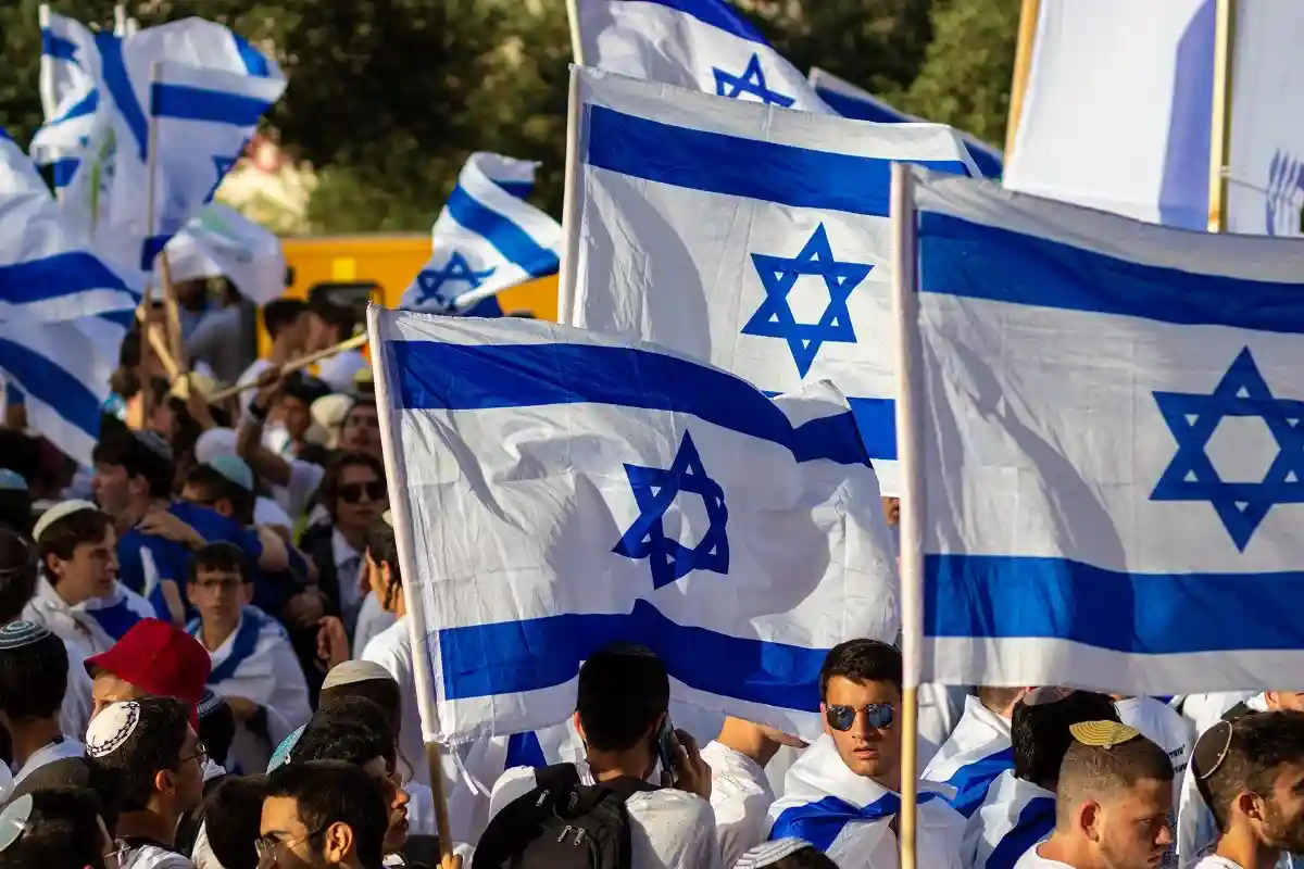 «Марш флагов» в Израиле вызвал столкновения в мечети и стычки на улице